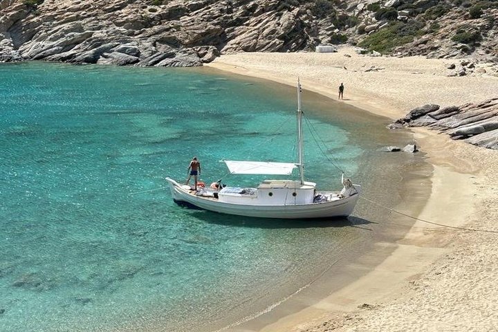 Ios Cyclades: Traditional Boat Tour with Greek Snacks and Drinks