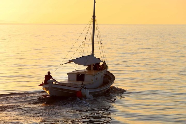 Ios Cyclades: Traditional Boat Tour with Greek Snacks and Drinks