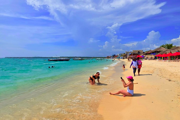 Rosario Islands and Playa Blanca Tour with Snorkeling or Aquarium