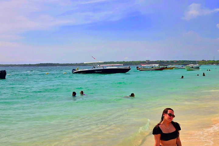 Rosario Islands and Playa Blanca Tour with Snorkeling or Aquarium