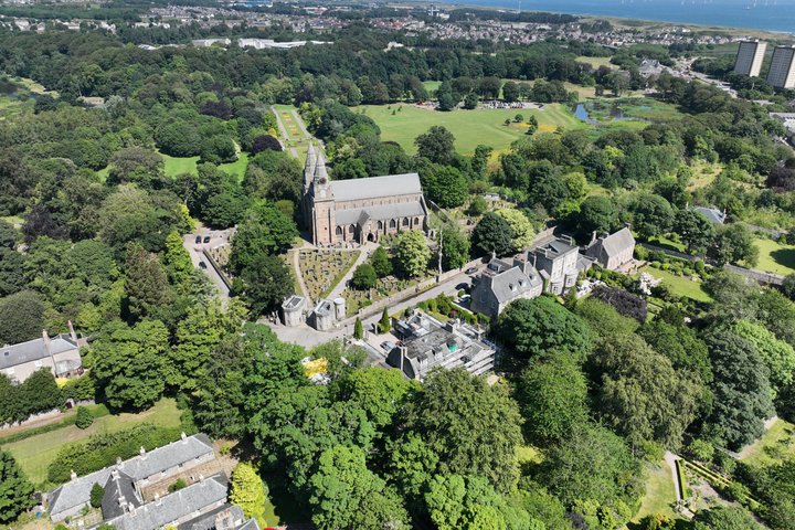 Explore Aberdeen City with private transport