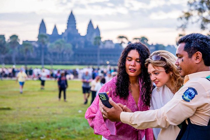 Angkor Wat Sunrise or Sunset Tour with Guide from Siem Reap