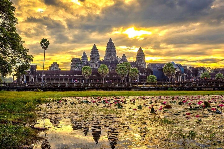 Angkor Wat Sunrise or Sunset Tour with Guide from Siem Reap