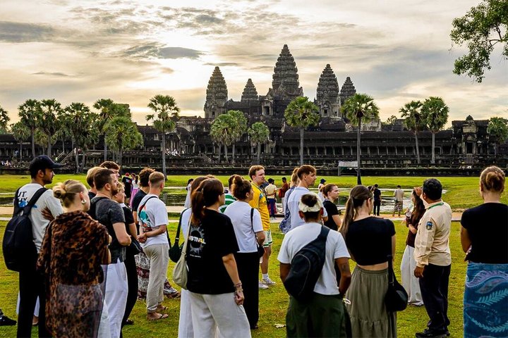 Angkor Wat Sunrise or Sunset Tour with Guide from Siem Reap