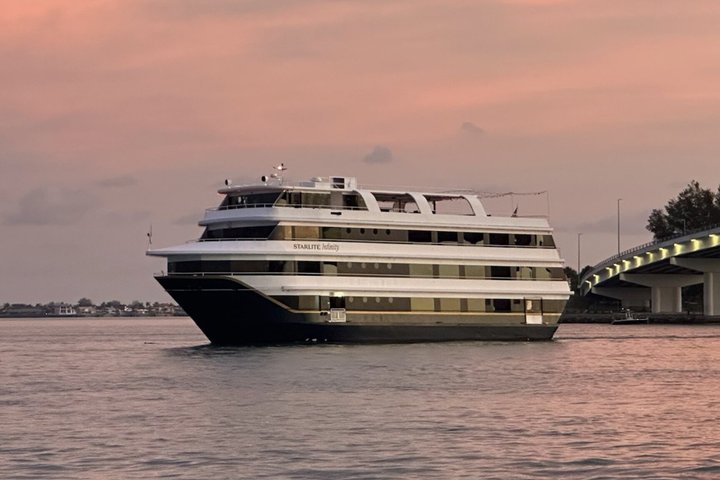Evening Dining Yacht Cruise in Clearwater Beach
