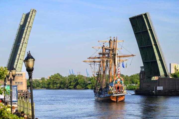 1 Hour River Cruise in Wilmington with Onboard Tiki Bar