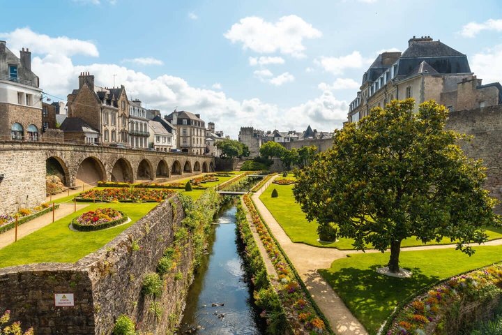 Hello Vannes: Private 2-Hour Intro City Walk with Local Guide
