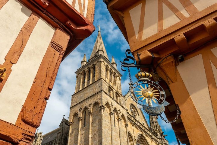 Hello Vannes: Private 2-Hour Intro City Walk with Local Guide