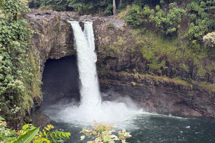 Big Island: Hawaii Volcanoes, Waterfalls and Hilo Adventure