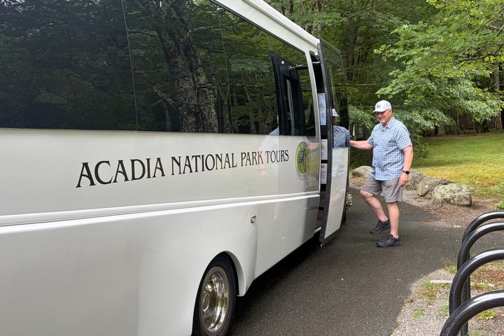 Premium Narrated Bus Tour of Bar Harbor and Acadia National Park (3.5 Hours)