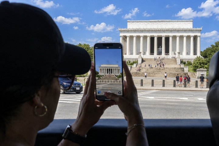 Washington DC's Monuments & US History Guided E-Cart Tour
