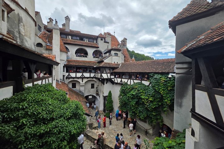 Private Day Trip from Bucharest: Dracula’s Castle, Peles & Brasov