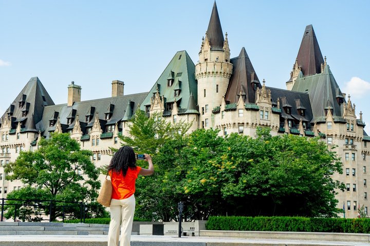 Ottawa Premium City Tour with Parliament Hill & Canal Cruise