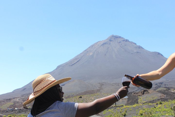 Tasting between Vineyards and Lava