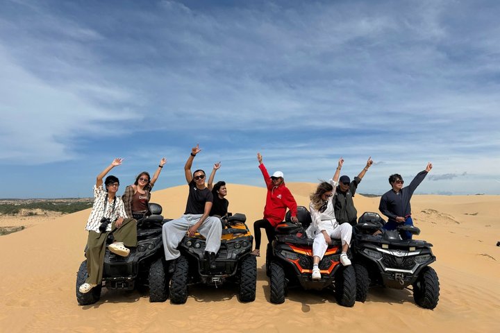 5-Hour Sunrise or Sunset Jeep Tour from Mui Ne