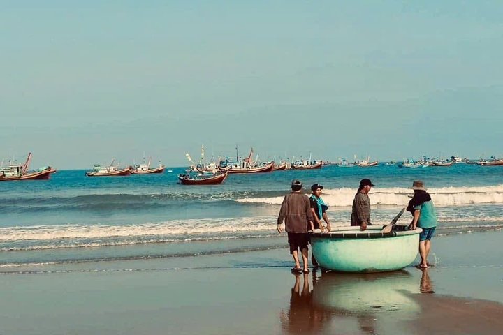5-Hour Sunrise or Sunset Jeep Tour from Mui Ne