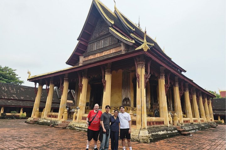 Vientiane: 100% Private & Personalized City Tour with Car & Guide