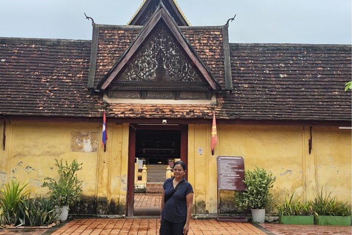 Vientiane: 100% Private & Personalized City Tour with Car & Guide