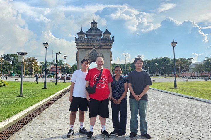Vientiane: 100% Private & Personalized City Tour with Car & Guide