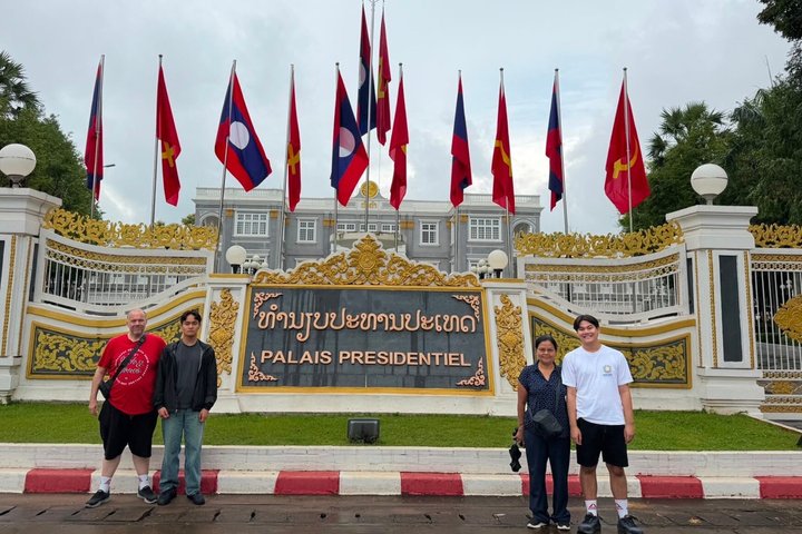 Vientiane: 100% Private & Personalized City Tour with Car & Guide