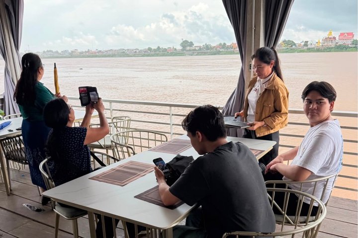 Vientiane: 100% Private & Personalized City Tour with Car & Guide