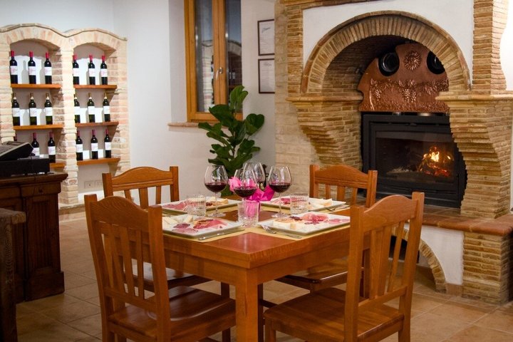 Visit and tasting at Erasmo Winery featuring signature wines