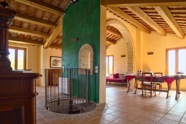 Visit and tasting at Erasmo Winery featuring signature wines