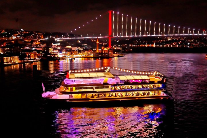 İstanbul Mega Lüfer Dinner Cruise Bosphorus and Show - Pvt. Table