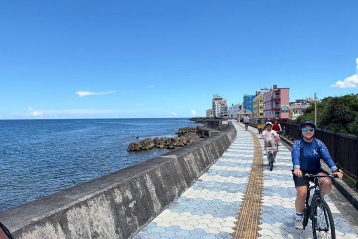 Okinawa Seaside Cycling Bike Tour in Chatan Pick-up available