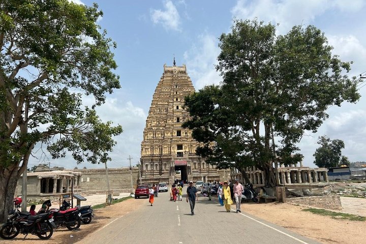 Hire a Licensed Guide for Fullday Hampi visit with own transport