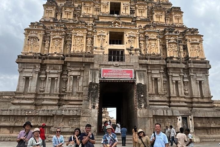 Hire a Licensed Guide for Fullday Hampi visit with own transport