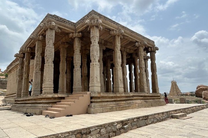 Hire a Licensed Guide for Fullday Hampi visit with own transport