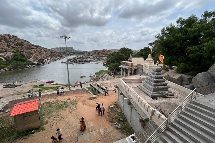 Hire a Licensed Guide for Fullday Hampi visit with own transport