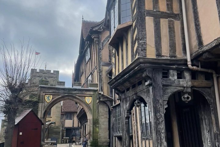 East Gate to Warwick Castle: A Self-Guided Audio Tour