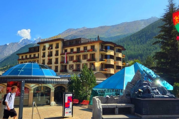Geneva: Day trip To Zermatt & Iconic Matterhorn with Skyglass bus