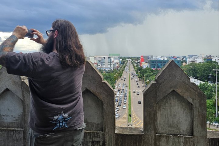 Vientiane: 100% Private & Personalized City Tour with Car & Guide