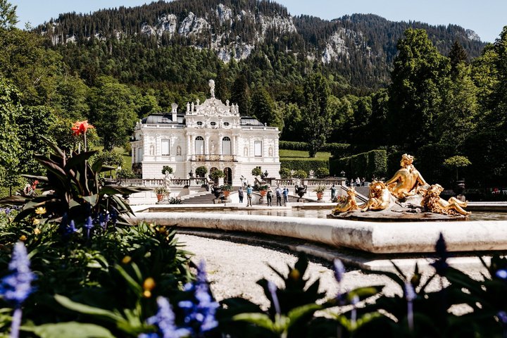 Premium Neuschwanstein Castle and Linderhof VIP Tour from Munich