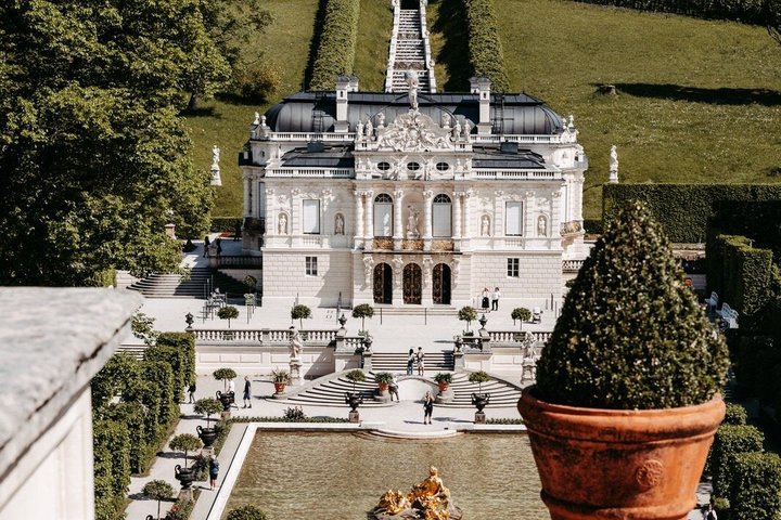 Premium Neuschwanstein Castle and Linderhof VIP Tour from Munich