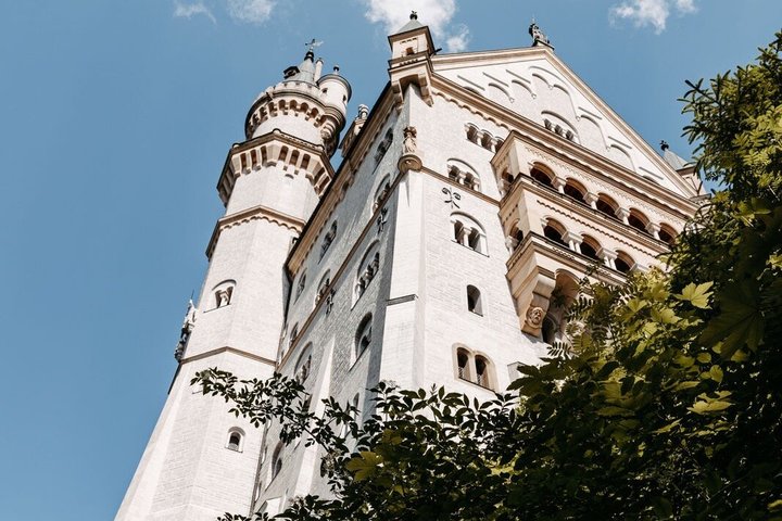 Premium Neuschwanstein Castle and Linderhof VIP Tour from Munich