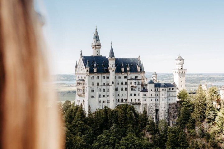 Premium Neuschwanstein Castle and Linderhof VIP Tour from Munich
