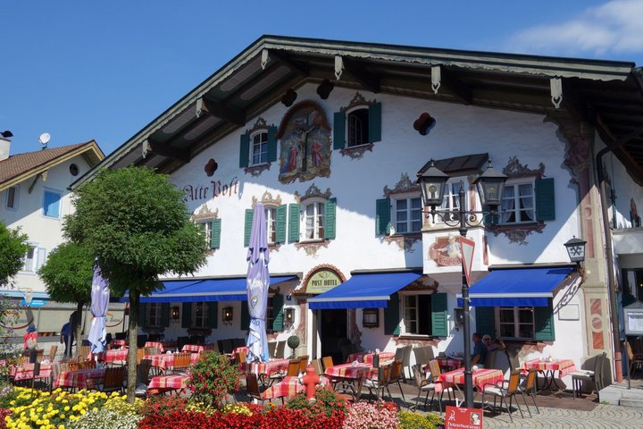 Premium Neuschwanstein Castle and Linderhof VIP Tour from Munich