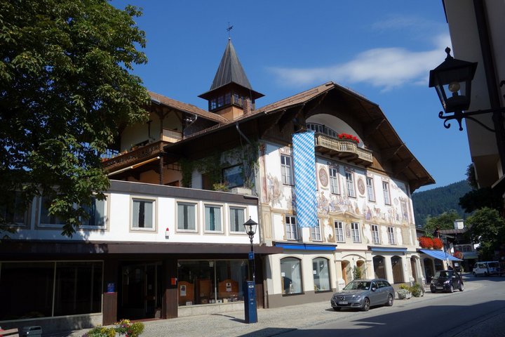 Premium Neuschwanstein Castle and Linderhof VIP Tour from Munich