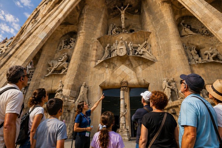 Barcelona: Sagrada Familia Skip-the-Line Guided Tour and Tickets