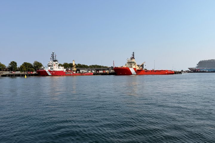 NEW Victoria Harbour 75 min Boat Tour with Tour Guide