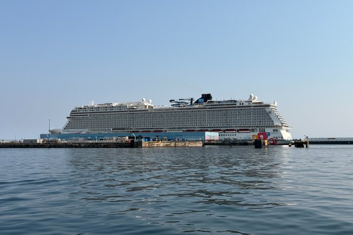 NEW Victoria Harbour 75 min Boat Tour with Tour Guide