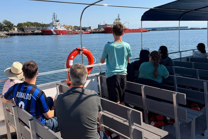 NEW Victoria Harbour 75 min Boat Tour with Tour Guide