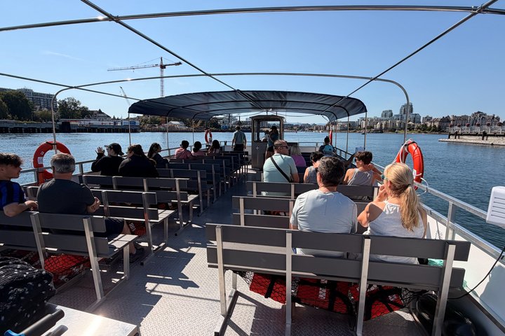 NEW Victoria Harbour 75 min Boat Tour with Tour Guide