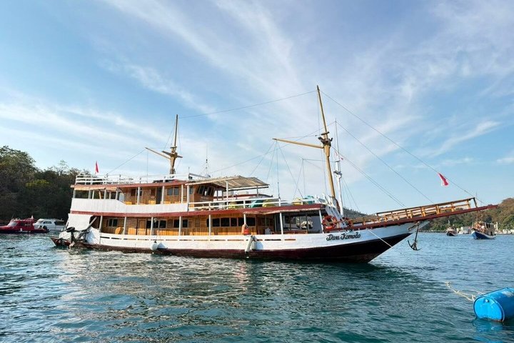 Explore Komodo Open Trip 2 Days 1 Night