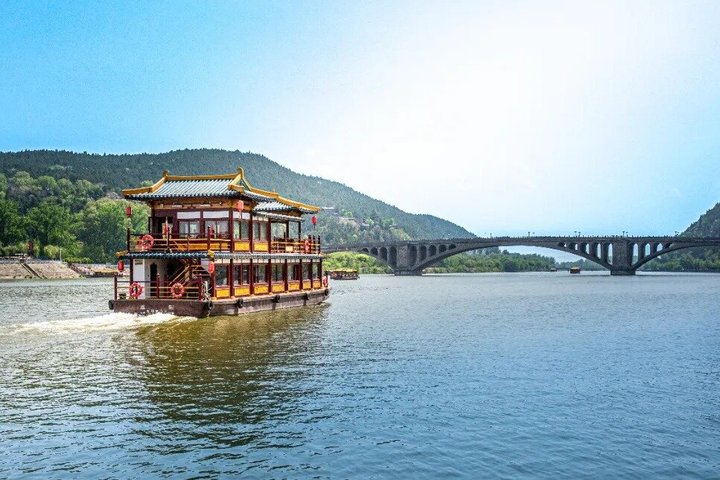 Luoyang Private Day tour to Longmen Grottoes and Shaolin temple