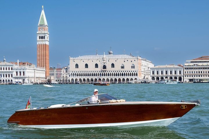 Tour 7 hours islands of the Venice Lagoon by rental speedboat